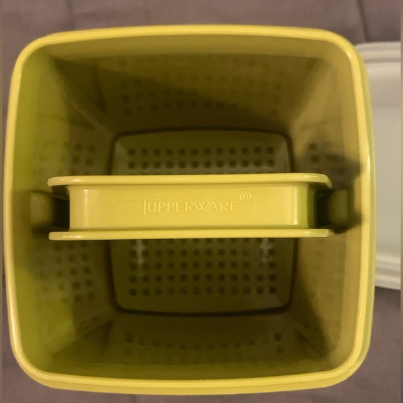 Tupperware pickle container - Picture 11 of 11